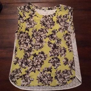 Sleeveless drapes top in photo floral and eyelet